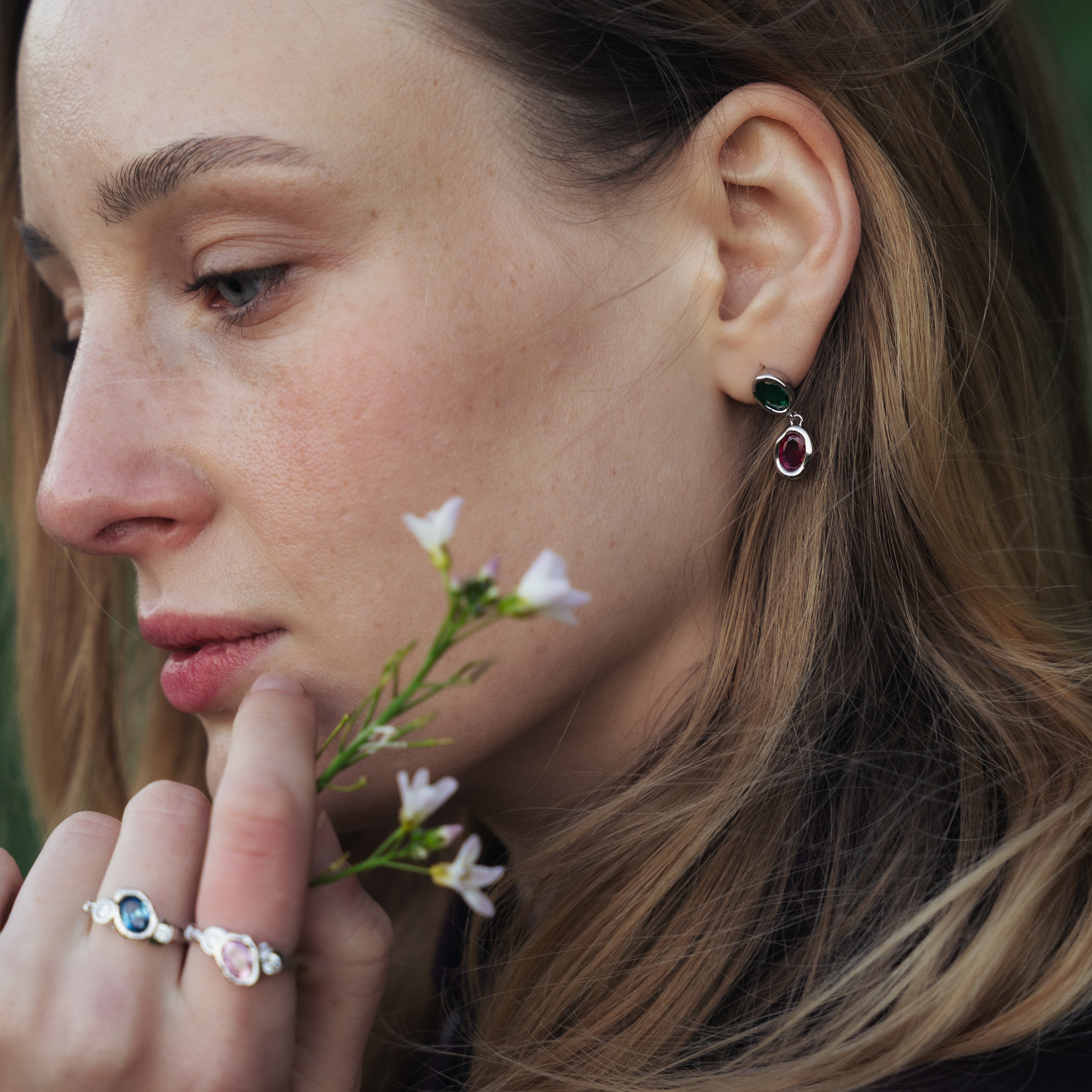 Elara earrings green & red stones