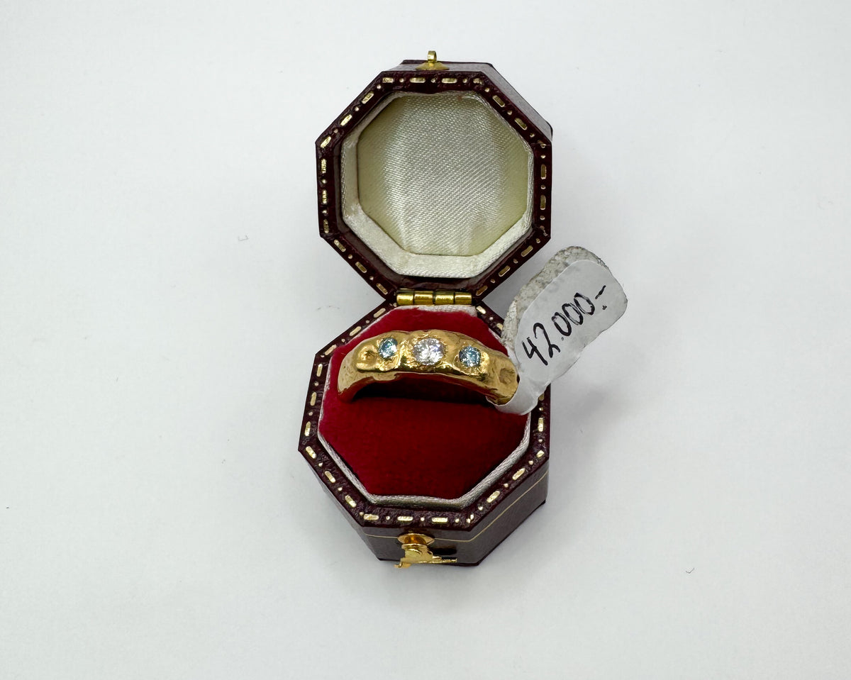 One of a kind hringur stærð 56. Moissanite steinar