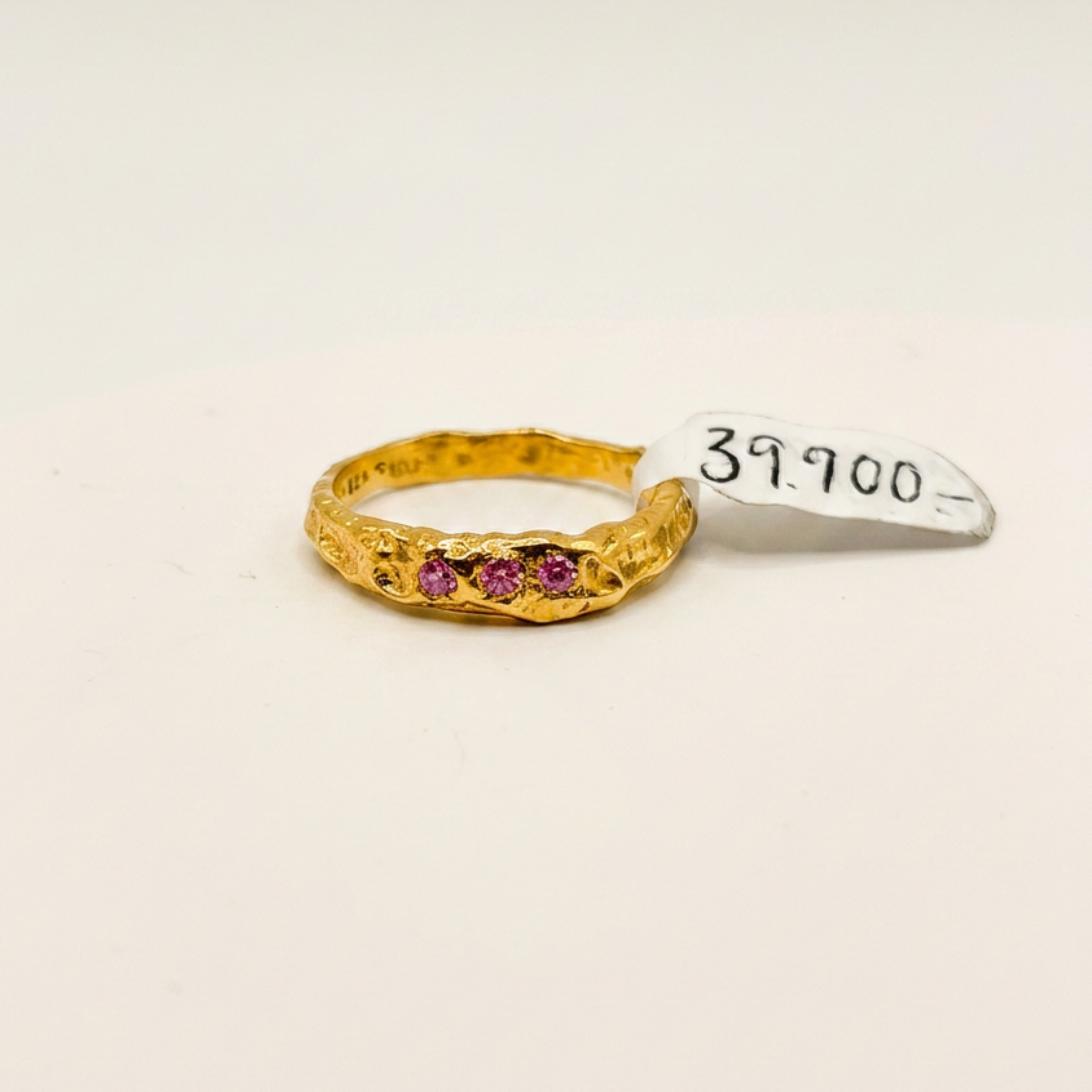One of a kind gold plated silver ring with three pink Moissanite stones, size 57.5mm, side view — Lilja Björk Jewellery